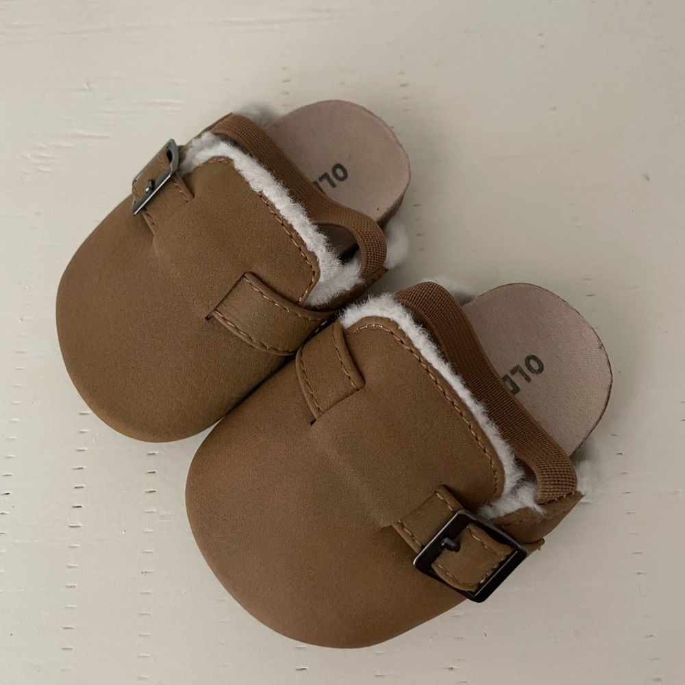 Old Navy baby faux fur clogs